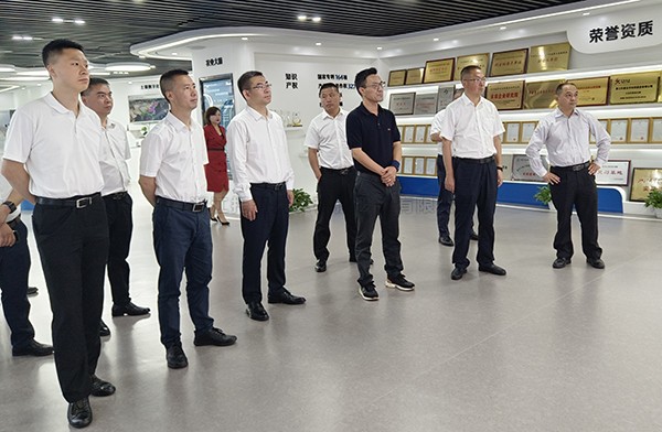 德阳市人大常委会副主任杨芳清、中江县委书记杜尚武率考察组赴托普云农考察调研