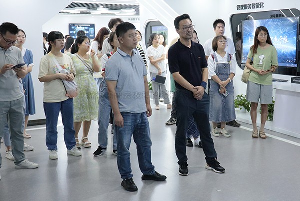 中国农科院茶叶研究所所长助理、科技处处长姚明哲一行赴托普云农参观调研