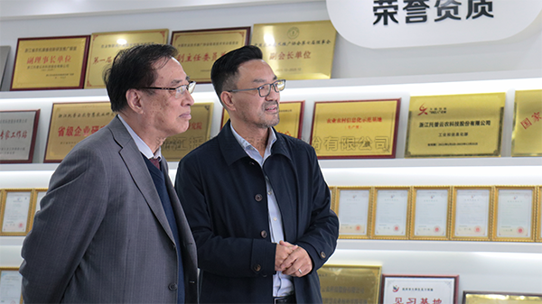 中国农业科学院原院长、中国农业国际合作促进会名誉会长翟虎渠莅临托普云农考察指导