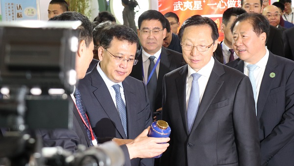 农业农村部部长韩长赋（右）、浙江省省长袁家军（左）巡馆现场