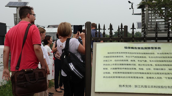 研修班一行来到由托普云农与萧山农科所联合搭建的现代农业产业园进行考察