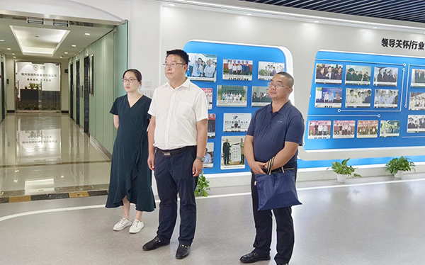 酒泉肃州区政府党组成员、副区长范志俊参观托普云农展厅?