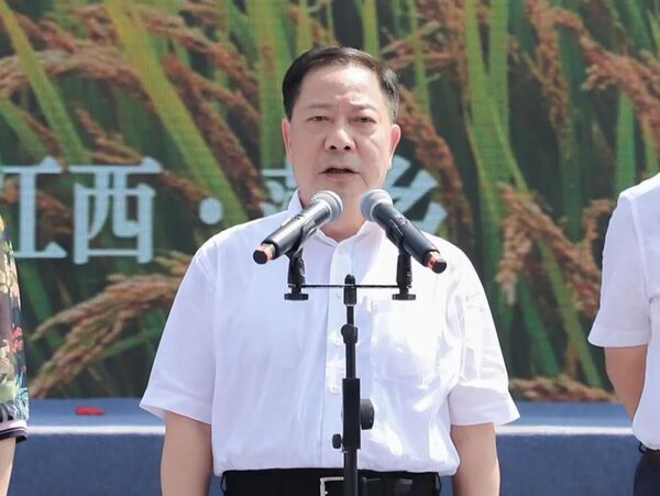 江西省政府党组副书记、副省长殷美根宣布开幕